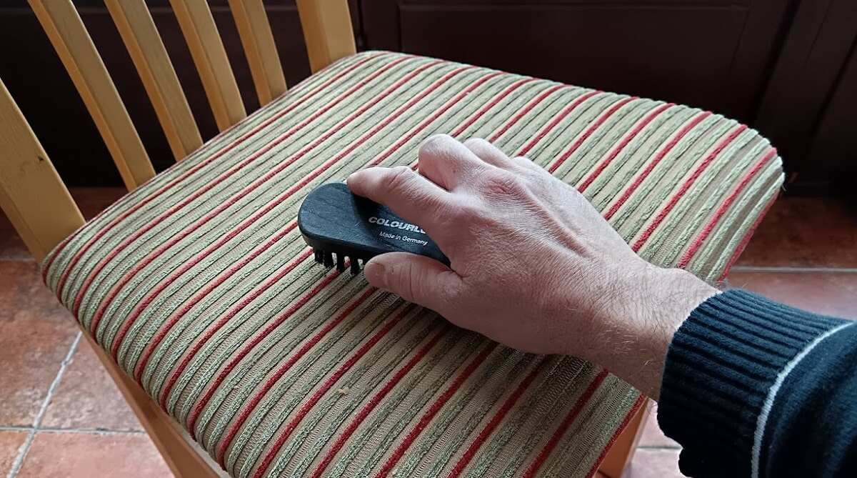 Čištění látkového potahu u kuchyňské židle