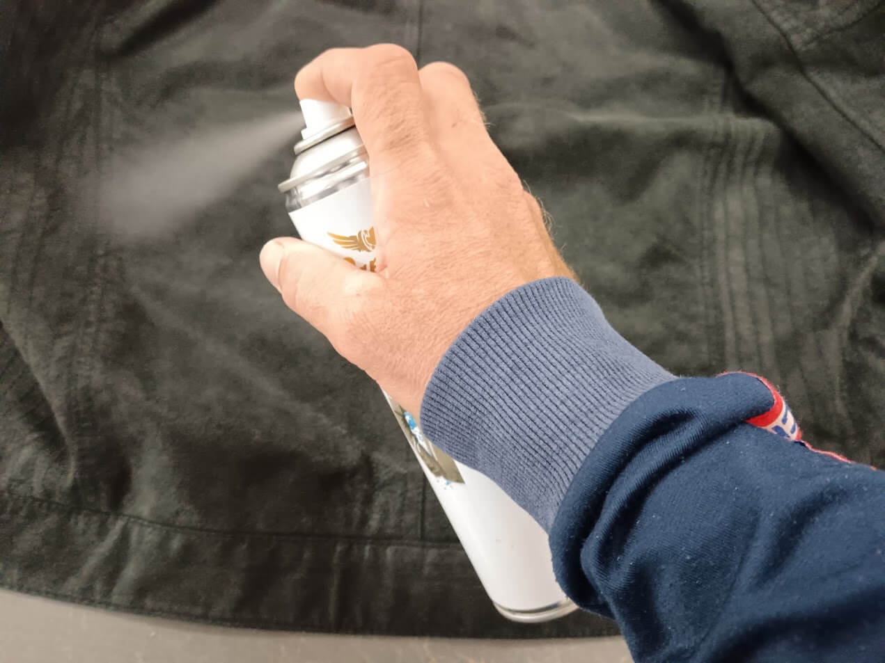 Impregnace bundy z broušené kůže pomocí Rapide Impregnace na kůži a textil
