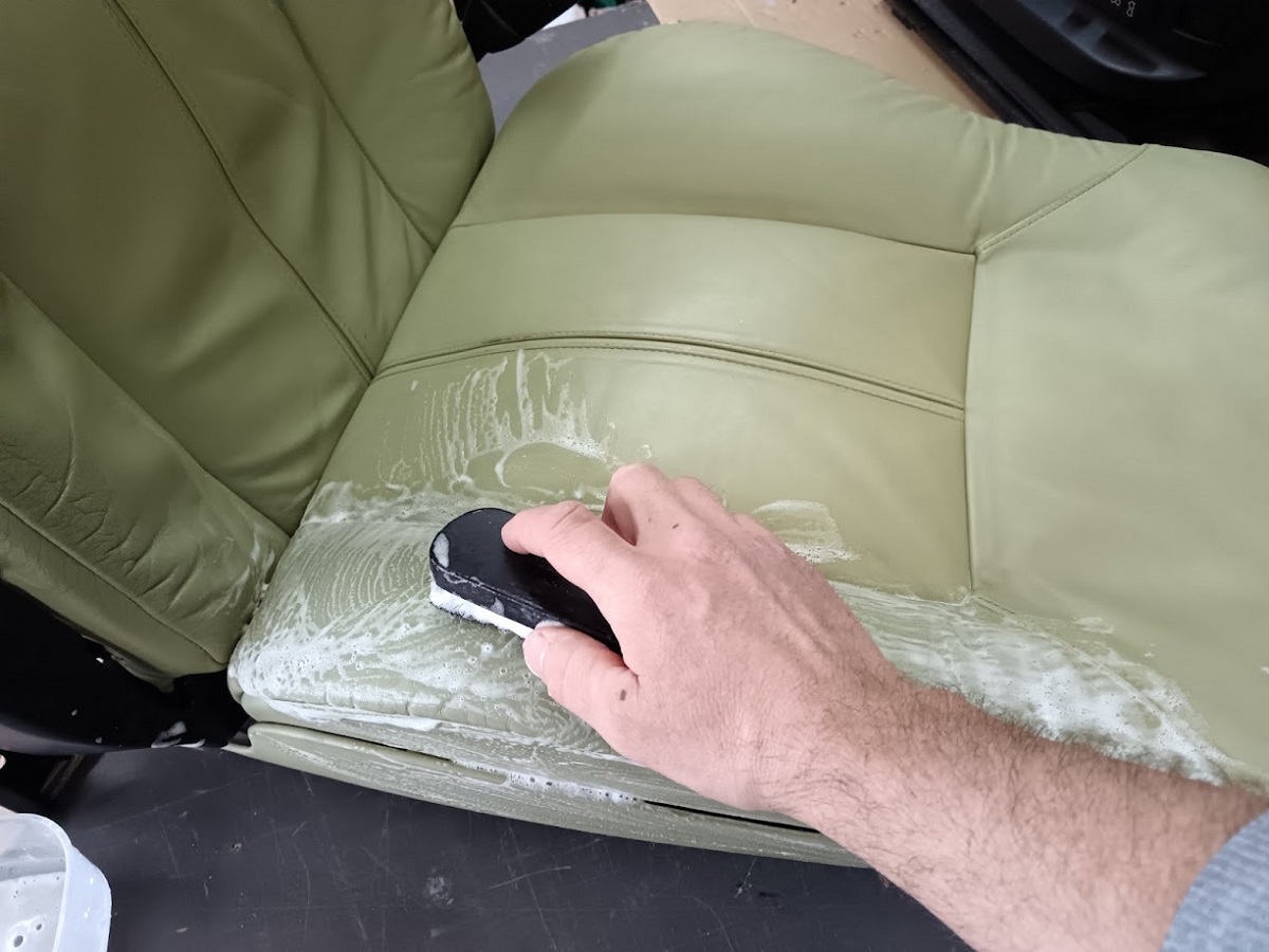 Čištění kožené sedačky v BMW E39 speciálním čističem