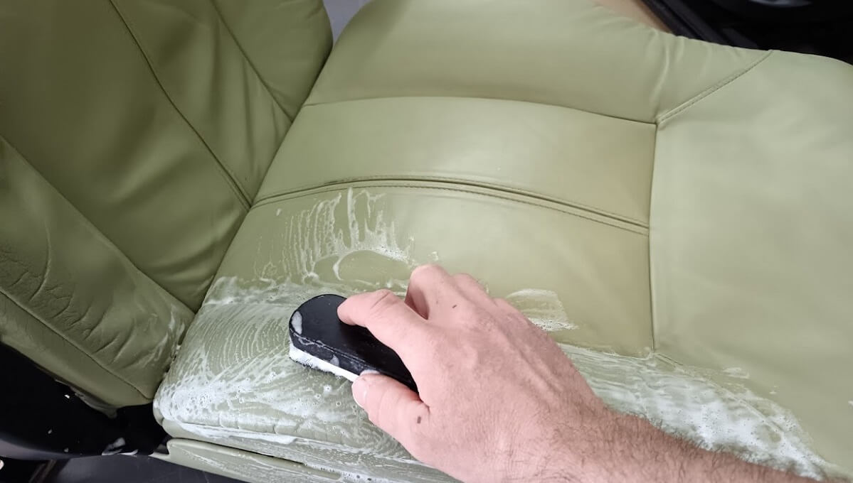 Čištění kožené sedačky BMW