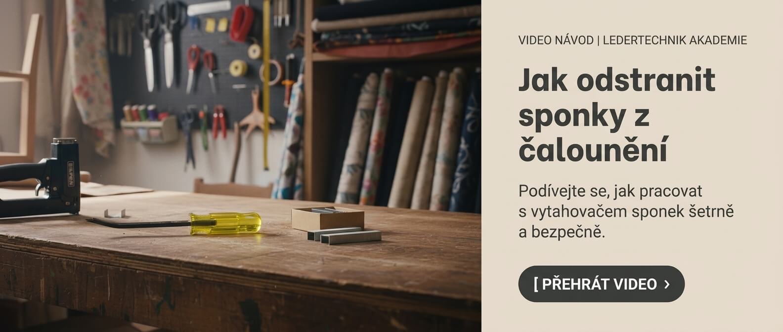 Vytahovač sponek, čalounická sponkovačka a kovové sponky na dřevěném pracovním stole v čalounické dílně.