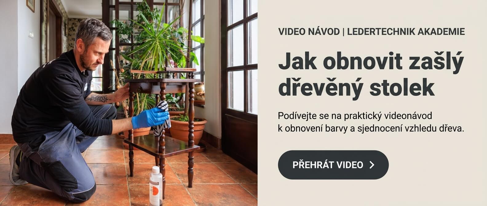 Muž v ochranných rukavicích čistí a obnovuje zašlý dřevěný stolek; video návod Ledertechnik Akademie.