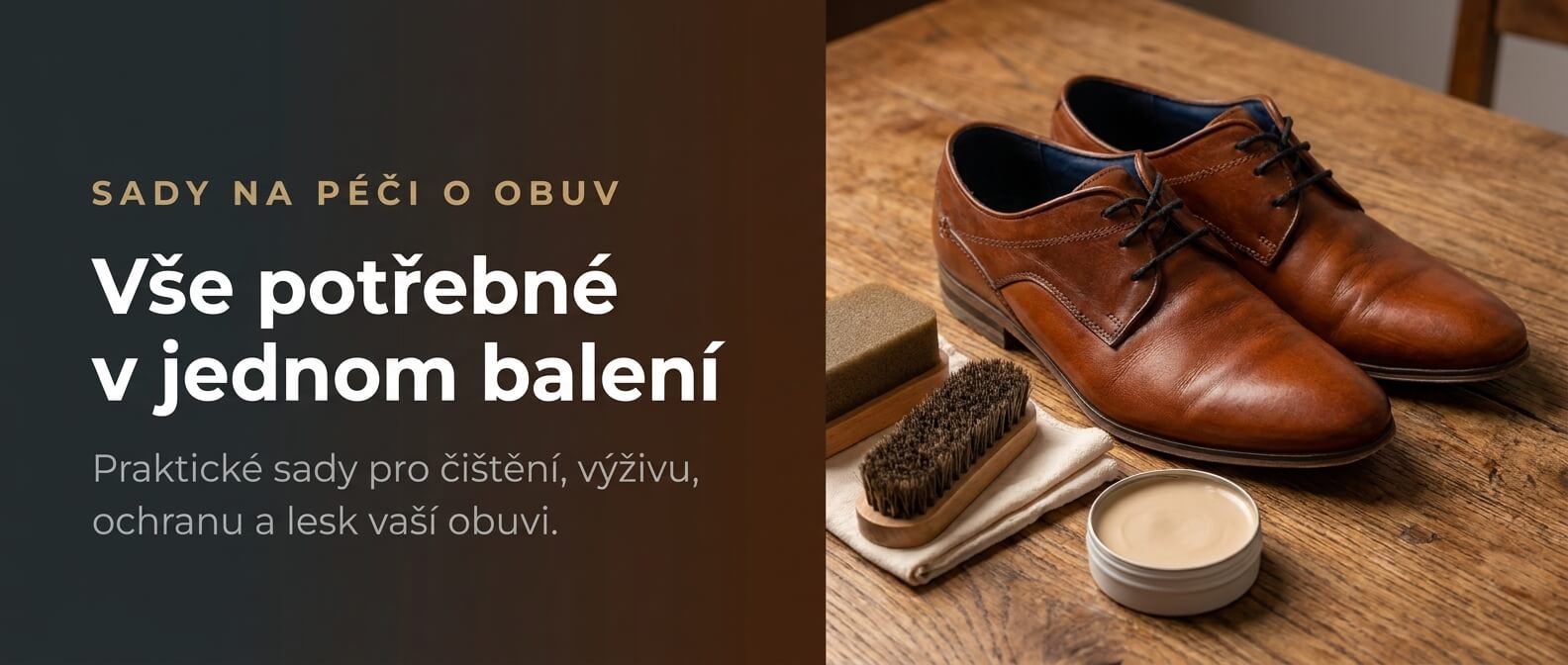 Sada na péči o koženou obuv s hnědými botami, kartáčem, krémem a příslušenstvím