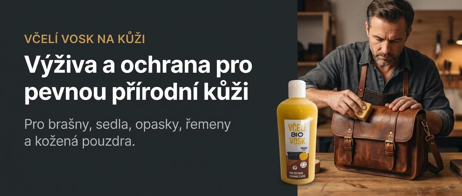 Muž ošetřuje hnědou koženou pracovní brašnu na nářadí včelím voskem.