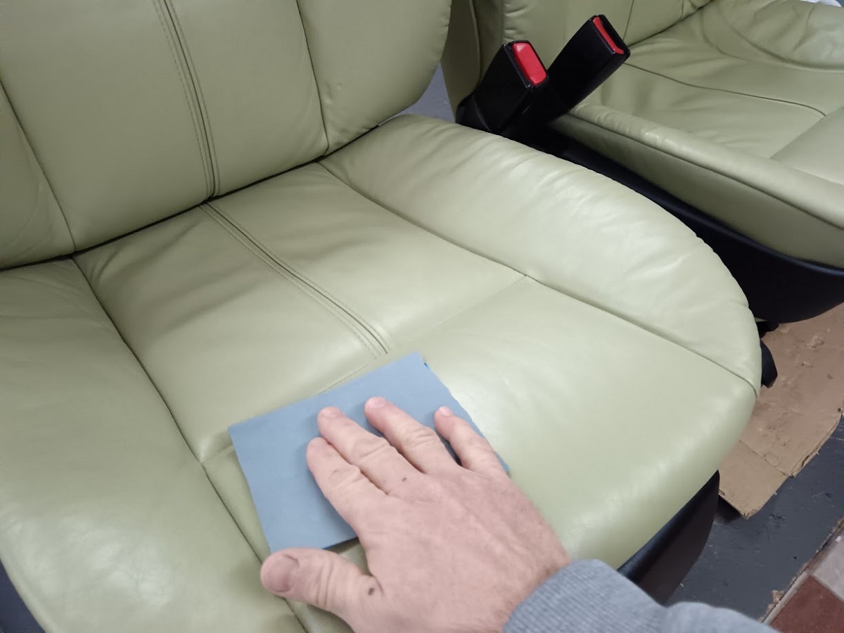 Broušení barvy od nečistot po barvení kožené autosedačky