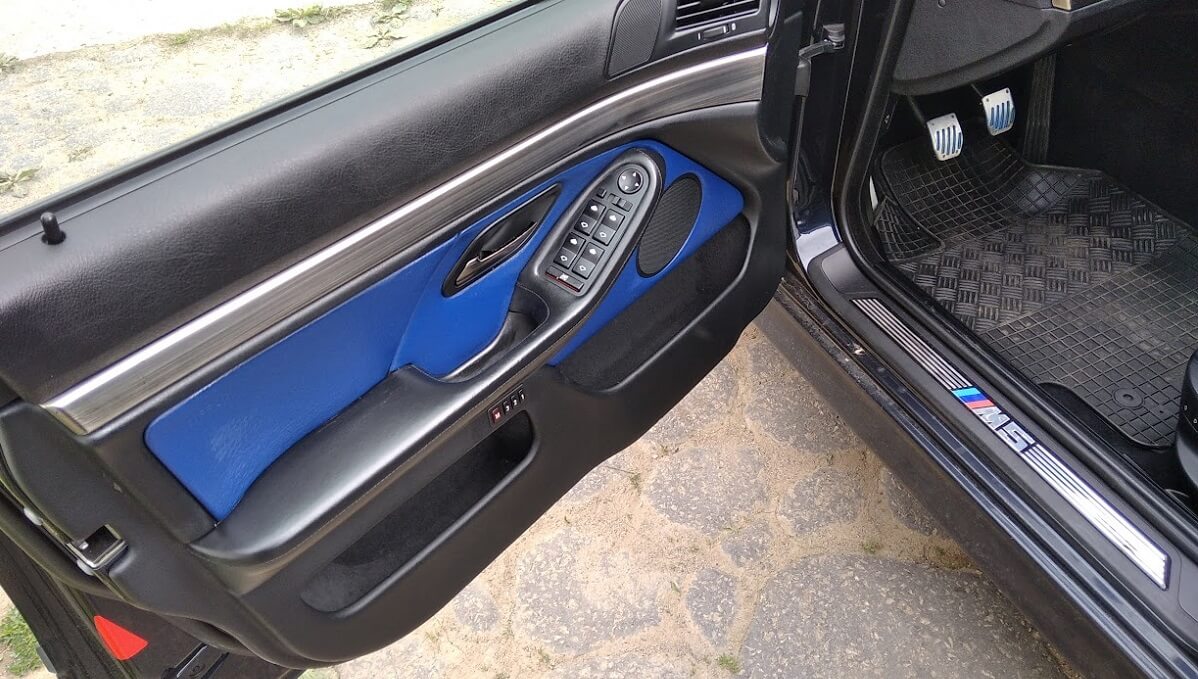 Dveřní panel BMW M5, plastový díl s modrou koženou výplní
