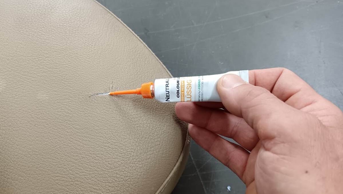 Nanášení Tekuté kůže do praskliny