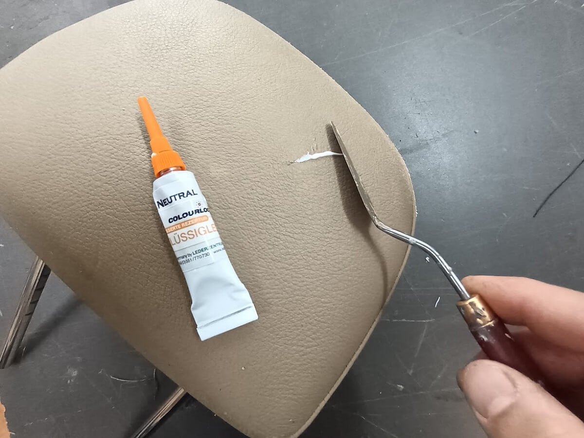 Nanesení Tekuté kůže Colourlock Flussigleder_II.