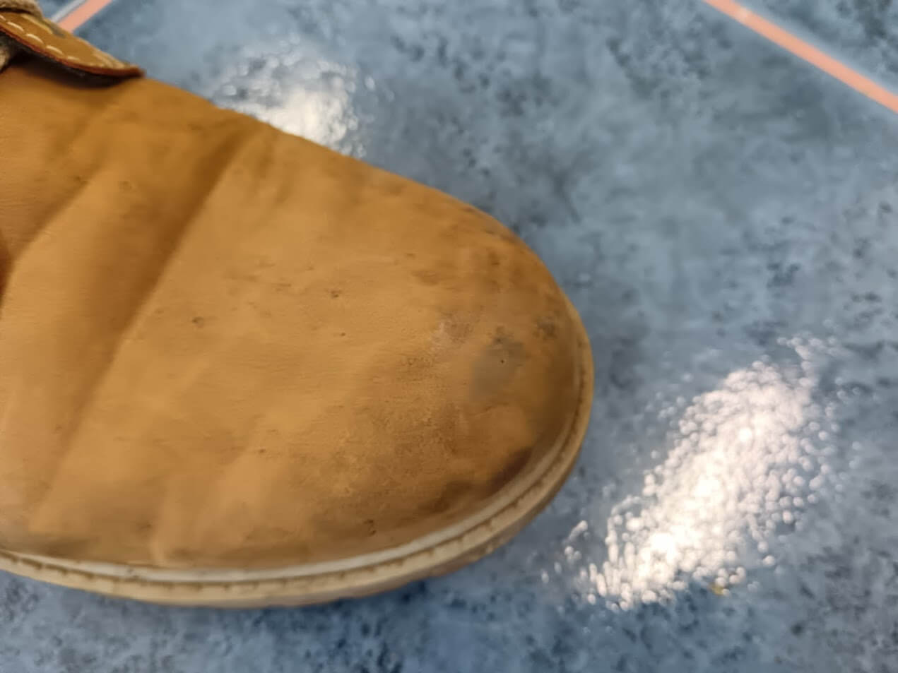 Špinavá nubuková obuv - detail