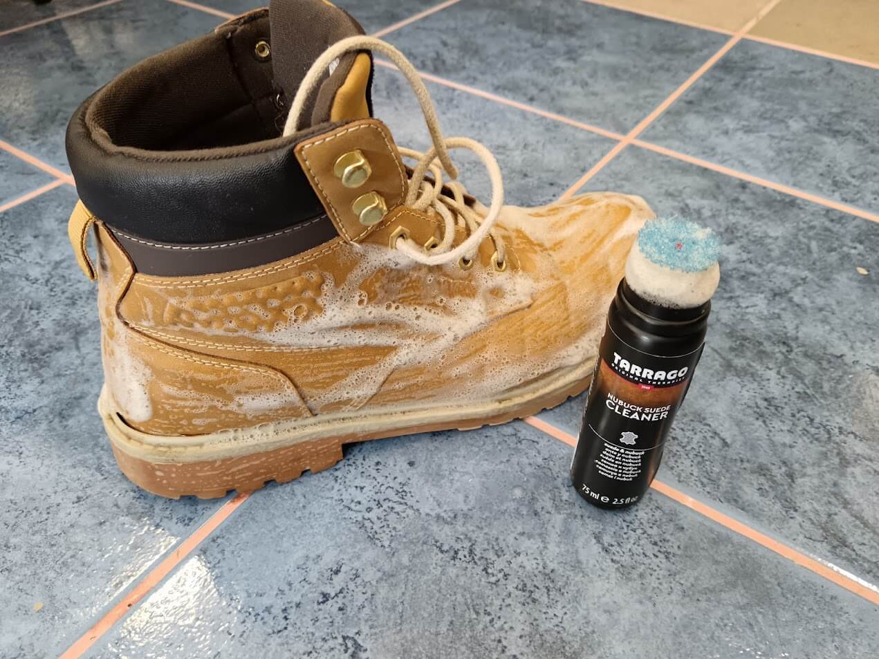 Čištění obuvi přípravkem Tarrago čistící přípravek na semiš a nubuk