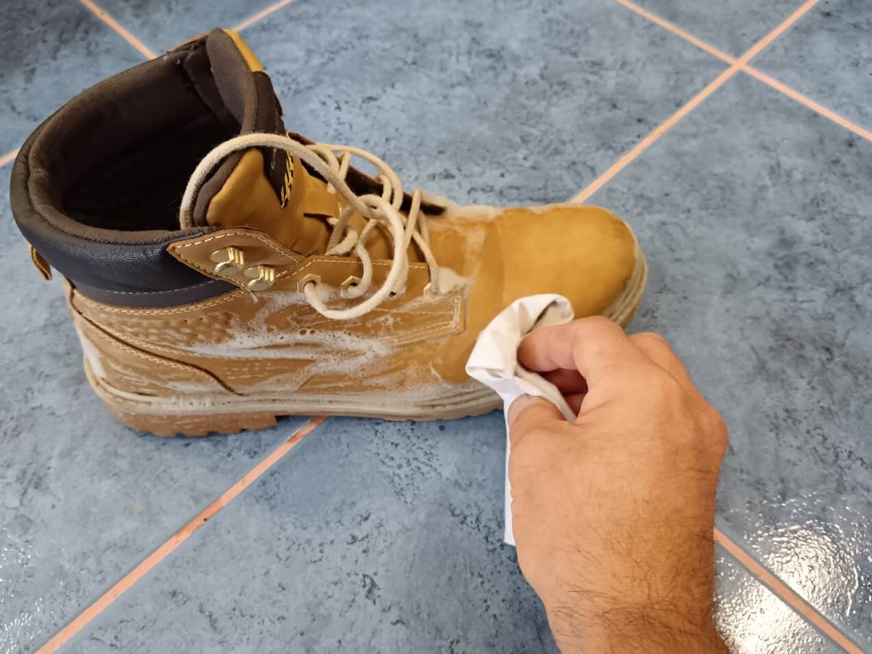Čištění obuvi přípravkem Tarrago čistící přípravek na semiš a nubuk - otření špíny hadříkem
