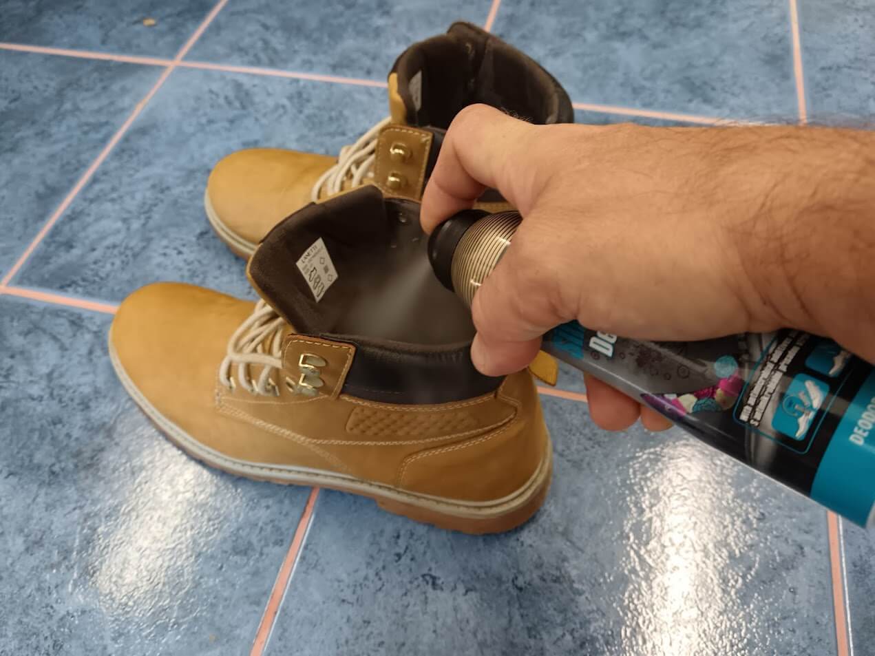 Desinfekce nubukových bot pomocí Seax Deo silver