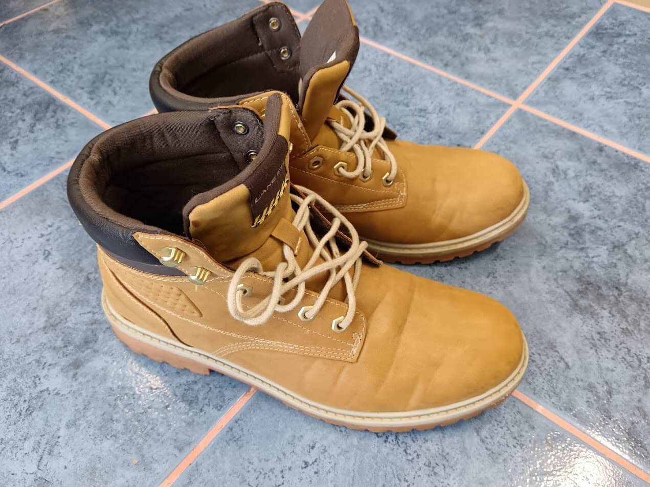 Vyčištěné a naimpregnované nubukové boty