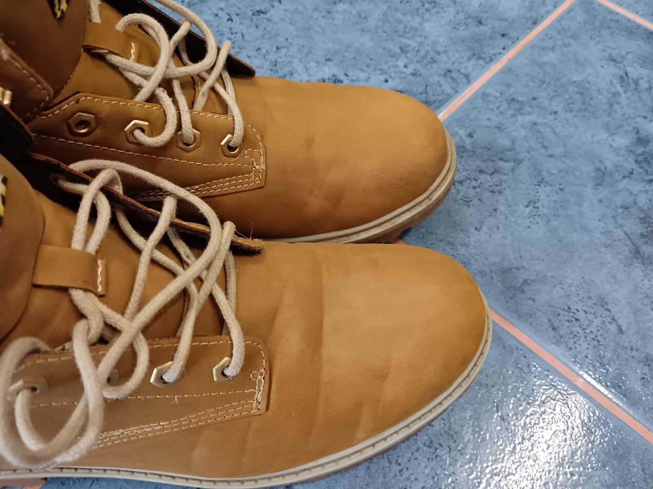 Vyčištěné a naimpregnované nubukové boty - detail