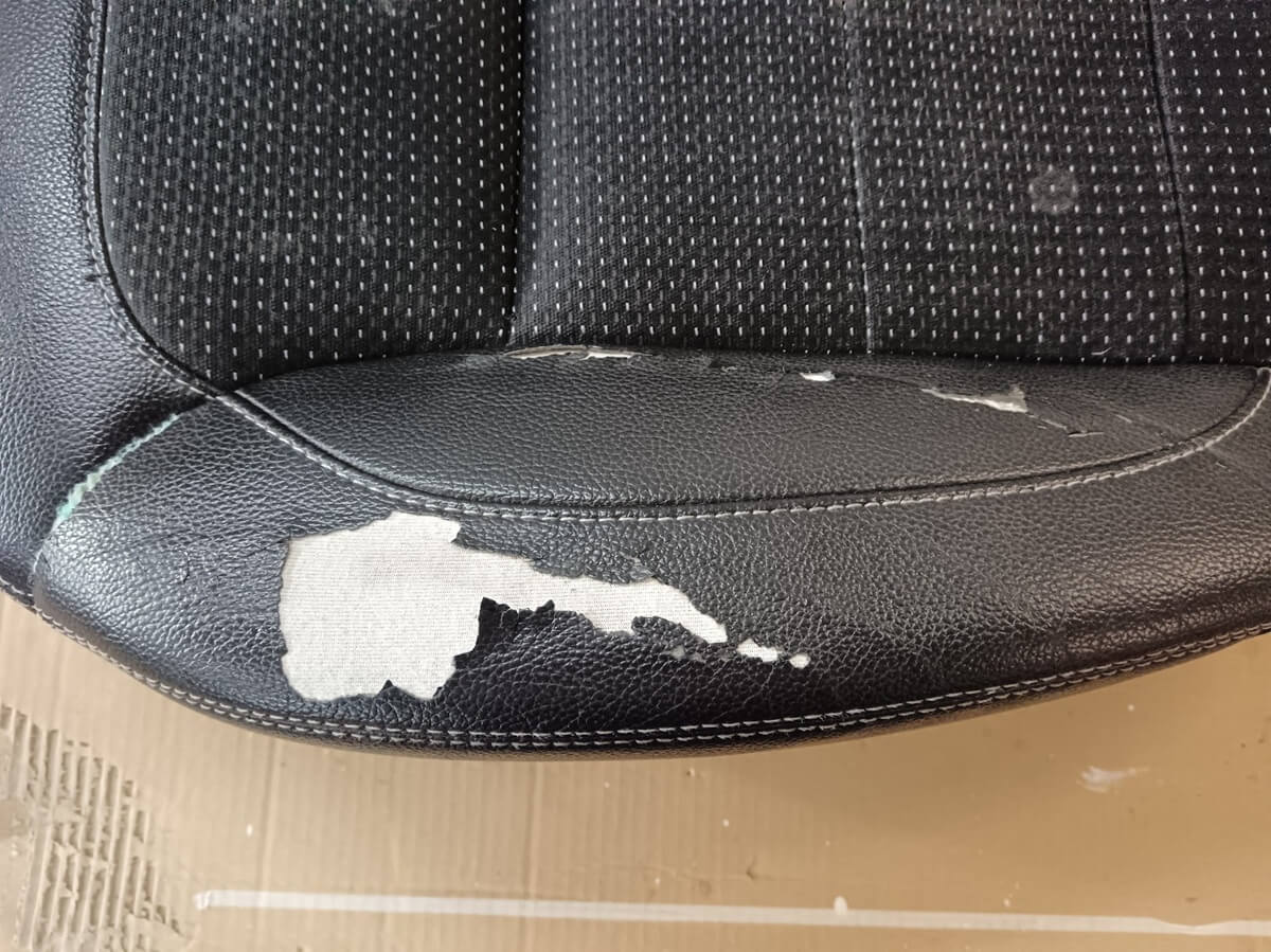 Rozbitá ekokůže na autosedačce