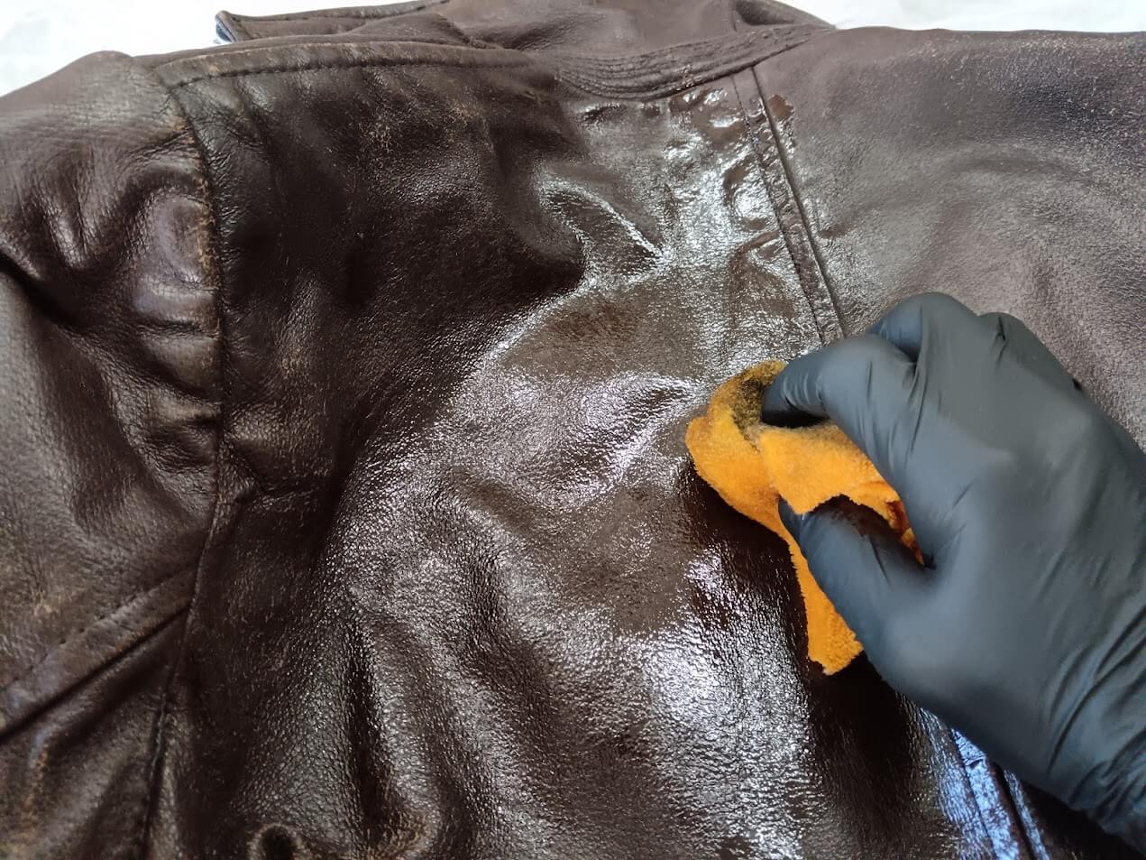 Aplikace Rapid leather oil na koženou bundu