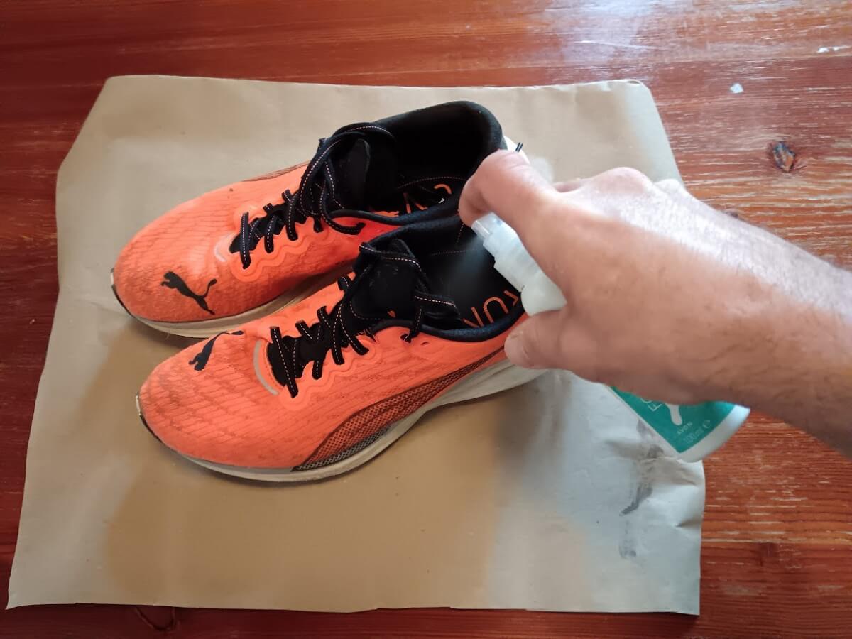 Osvěžení běžecké obuvi Puma Nitro Deviate dezodorantem na obuv