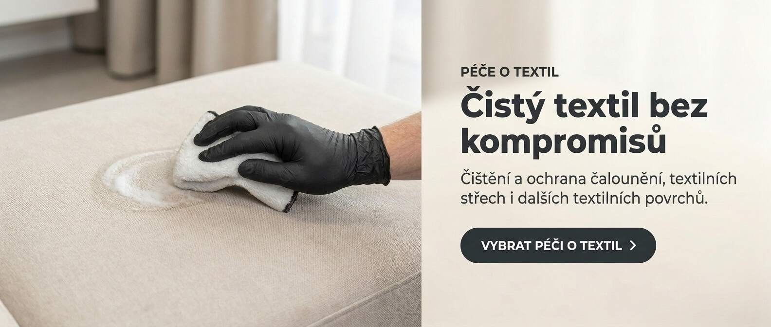 Ruka v černé rukavici čistí světlé textilní čalounění pěnou a bílou utěrkou; péče o textil a Alcantaru.