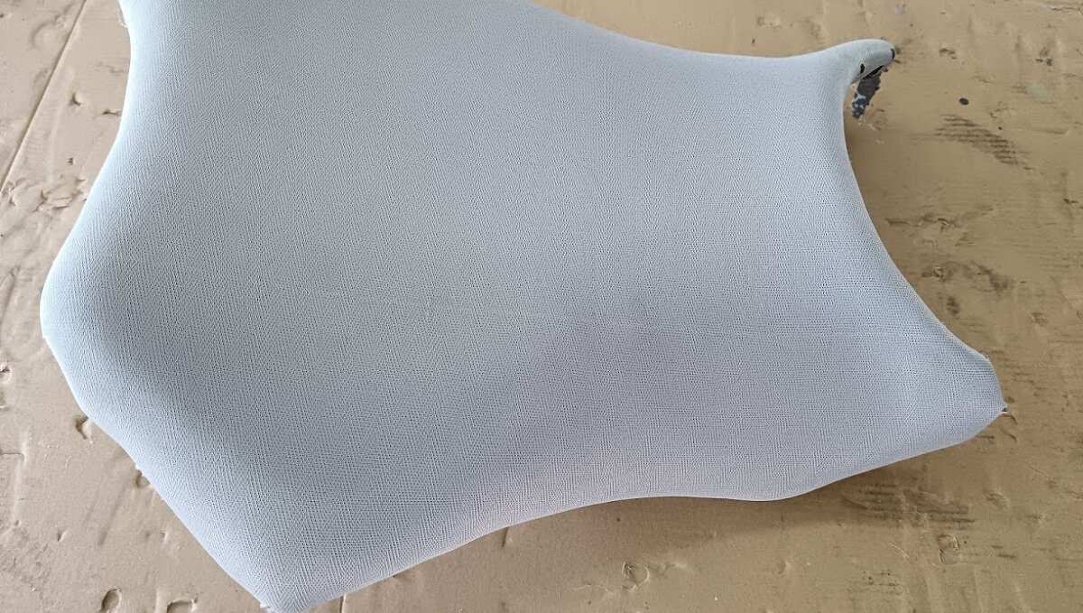 Sedák na motorku potažený novým molitanem za použití lepidla Palty