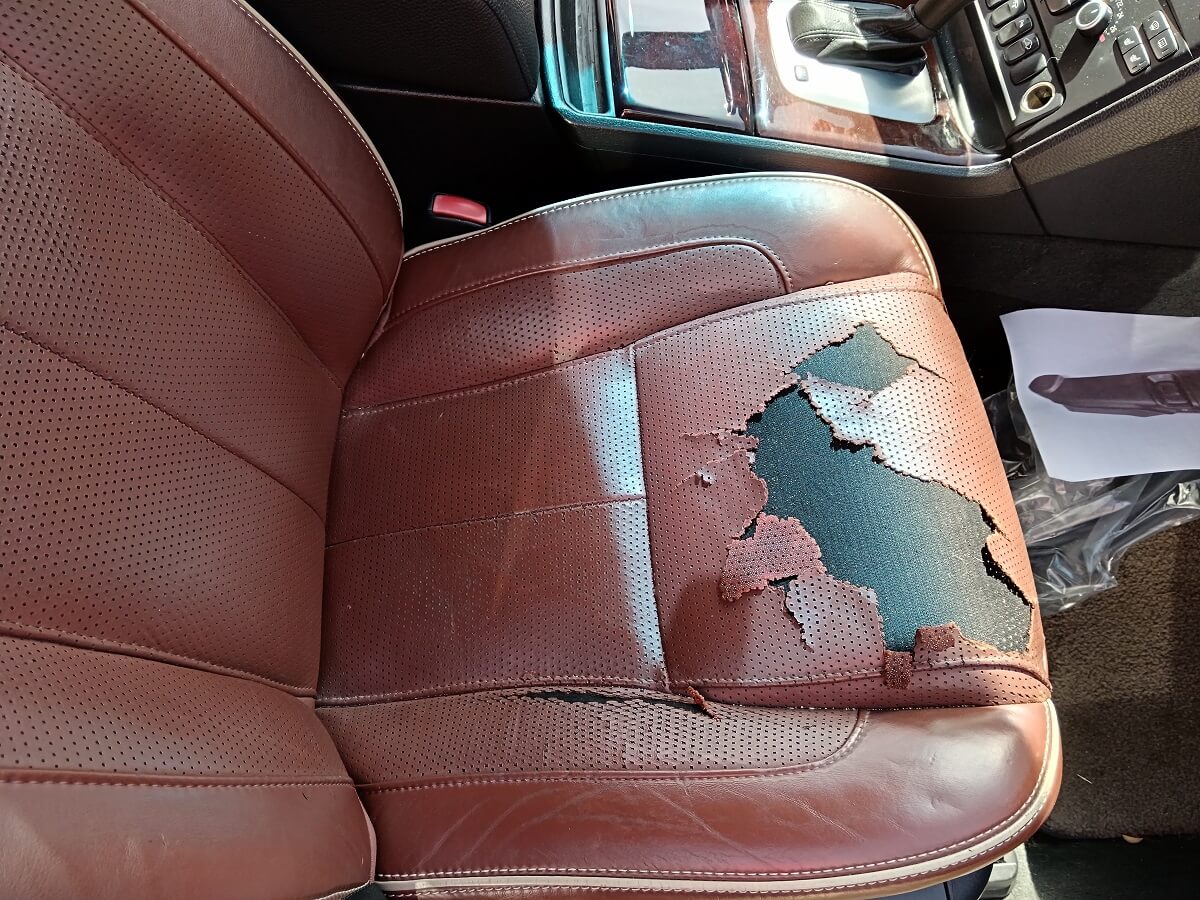 Volvo XC90kožená sedačka spolujezdce rozervaná