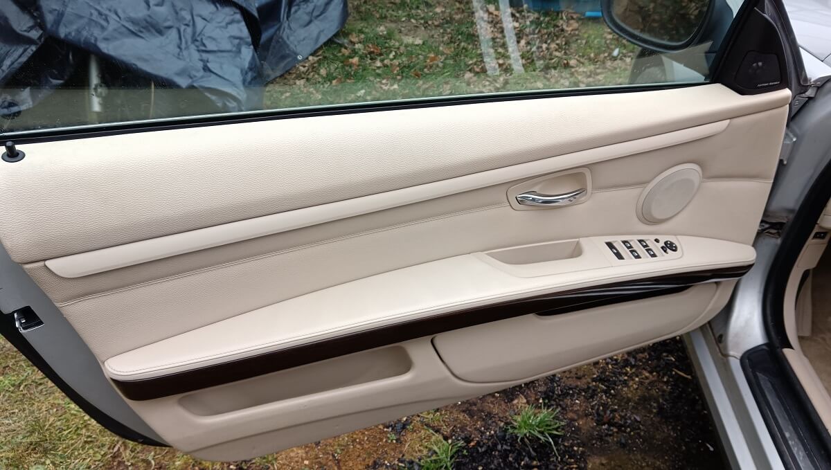Dveřní panel automobilu