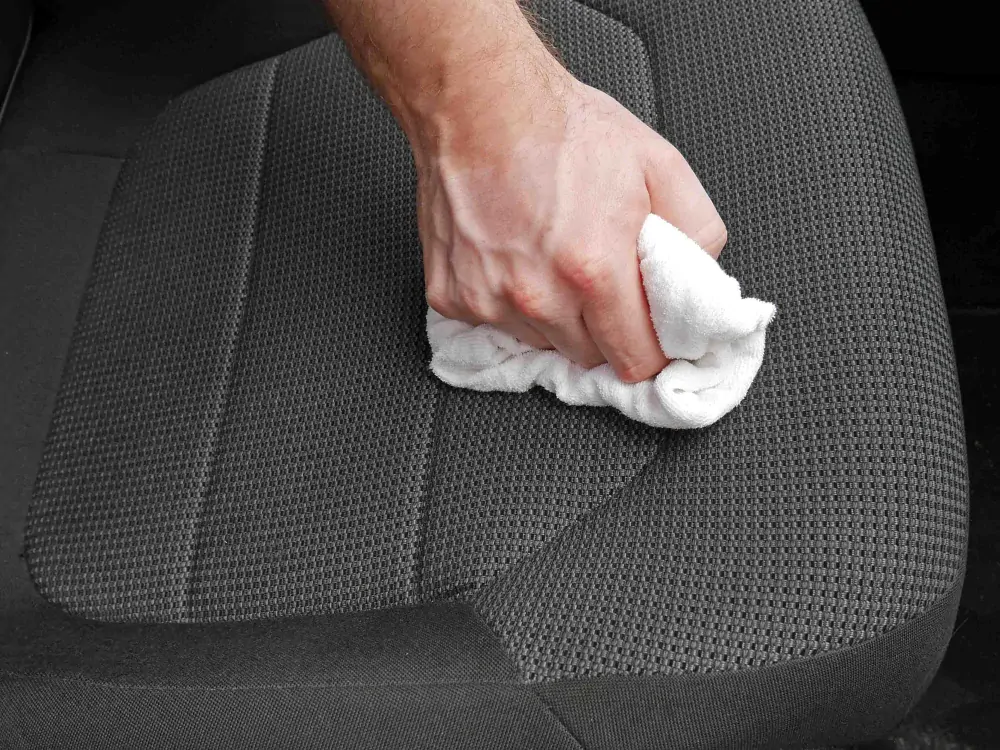 Čistící a ošetřující sada na textil a Alcantaru