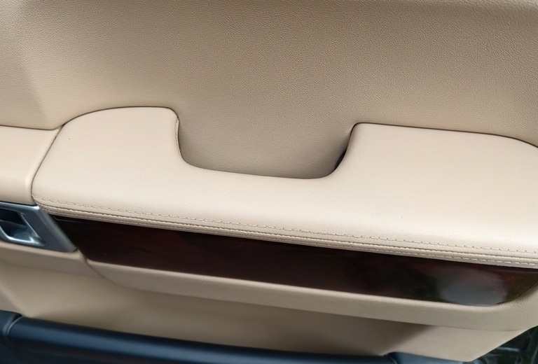 Madlo dveří Land Rover , kůže po výměně