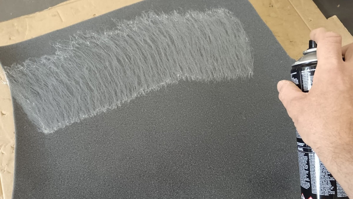 Nanášení lepidla Palty na molitan