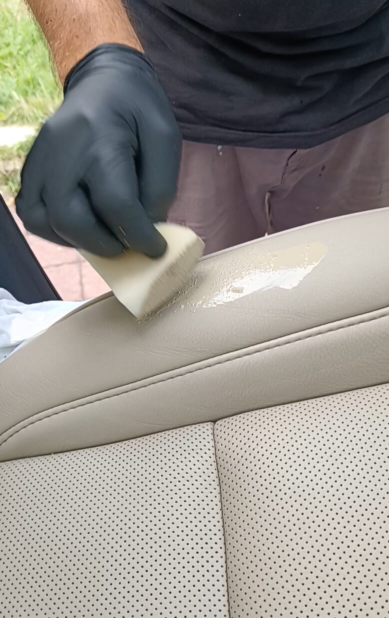 Míra Novák z Ledertechniku při čištění kožené  sedačky Dodge RAM produktem Colourlock Leather Fresh Tónování