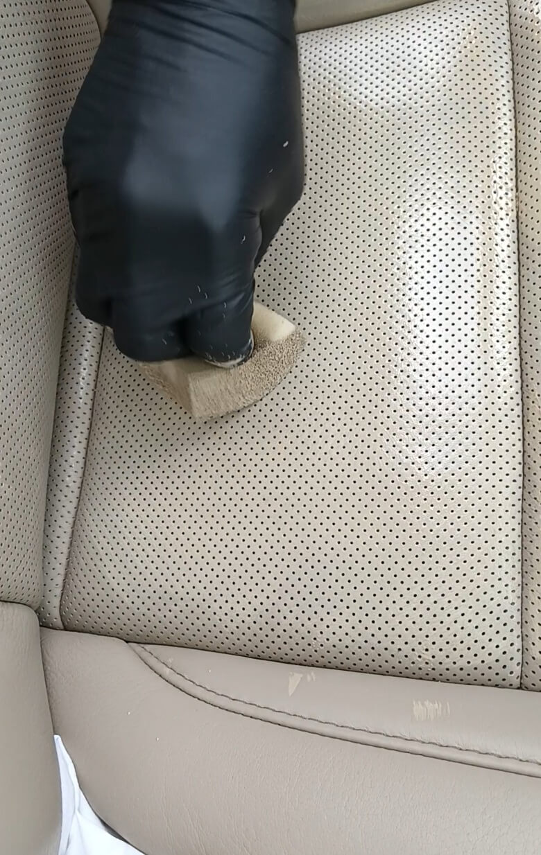 Míra Novák z Ledertechniku při čištění kožené sedačky Dodge RAM produktem Colourlock Leather Fresh Tónování