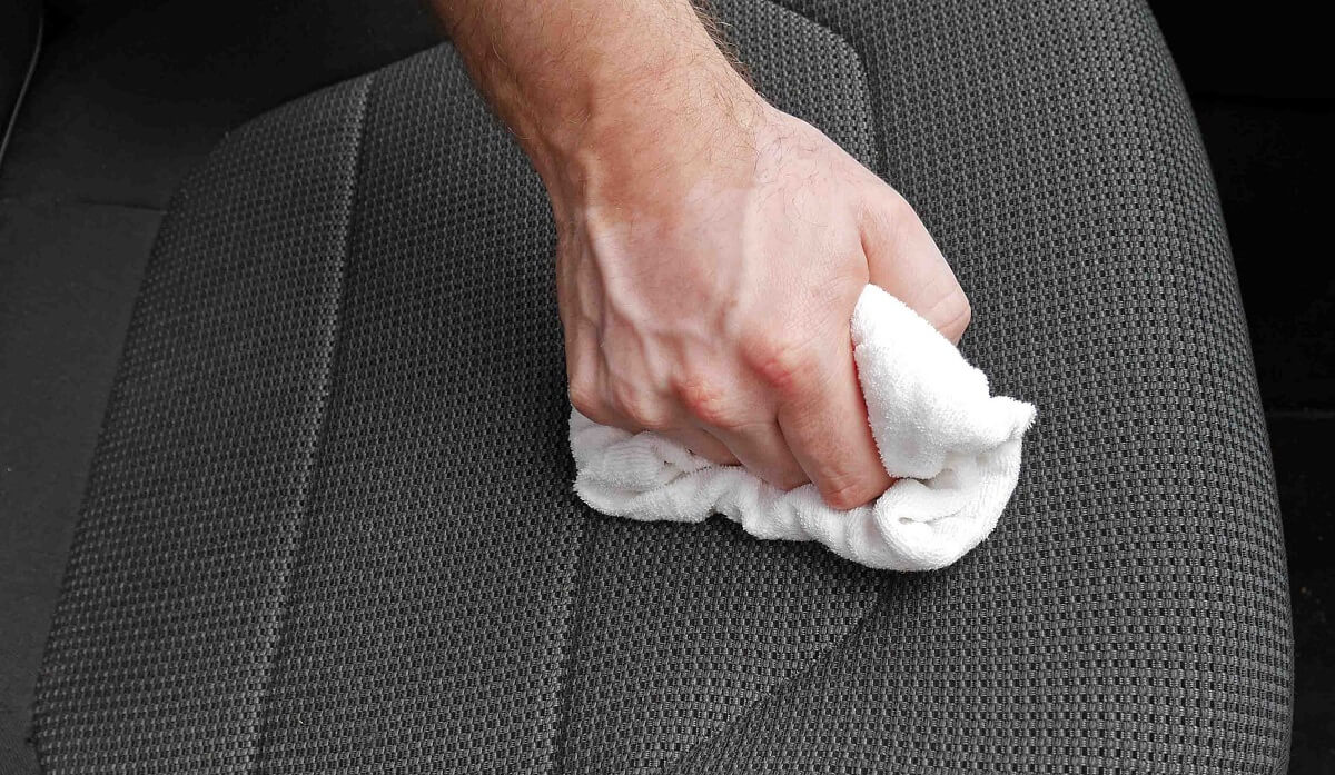 Čištění látkové sedačky v automobilu
